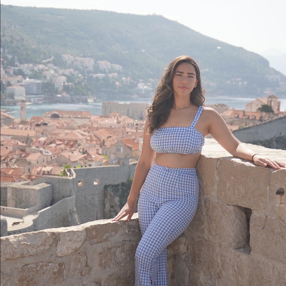 Meet Your Posher, Sierra